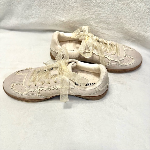 CUSHIONAIRE NWOT Belinda Lace Detail  Sneakers Size 7